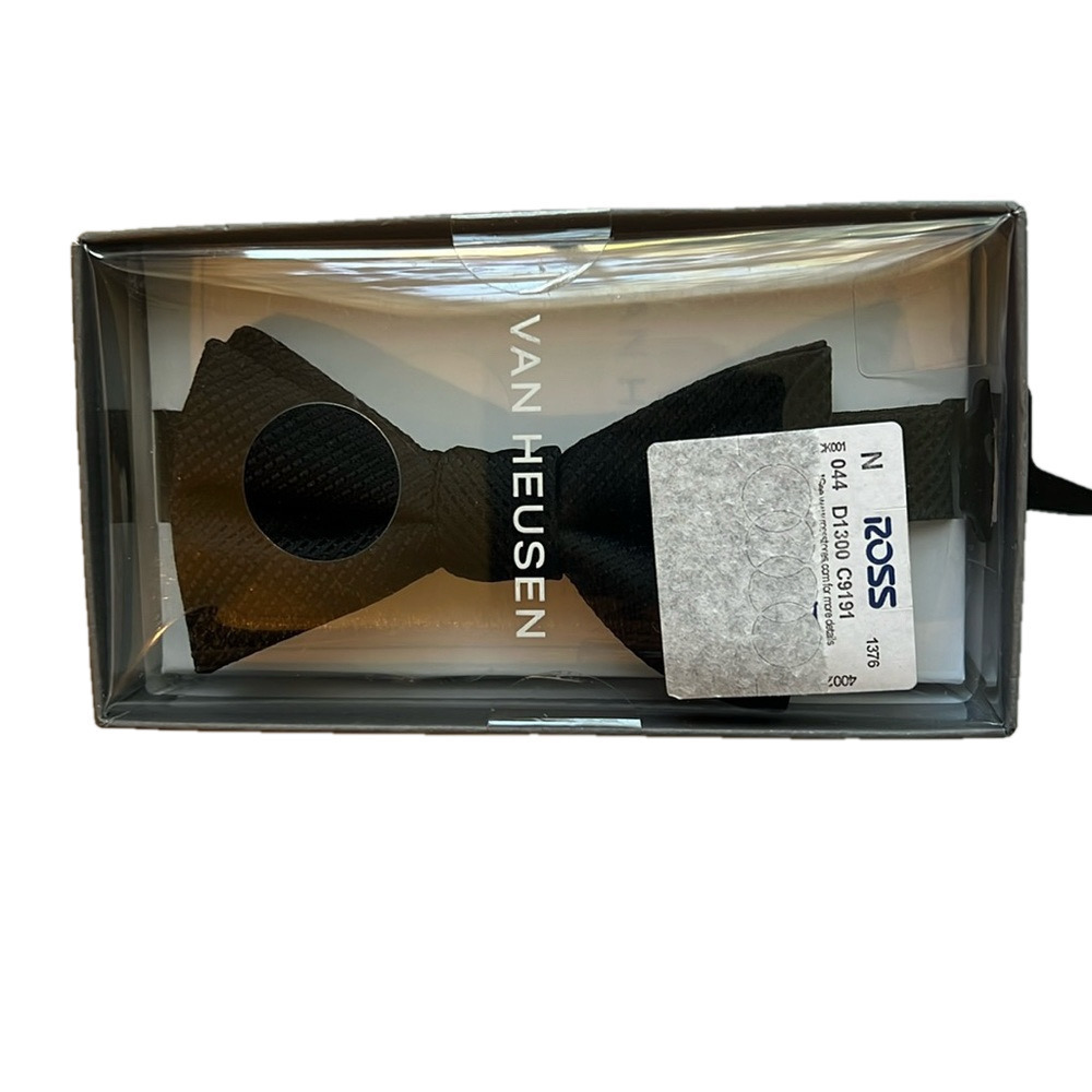 NIB Van Heusen Black Bow Tie